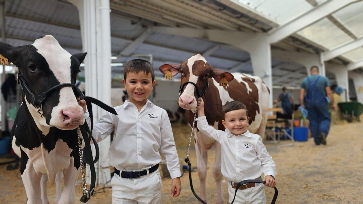 Los hermanos Alejandro y Luca Fernández con dos teneras en el último concurso de Tineo.