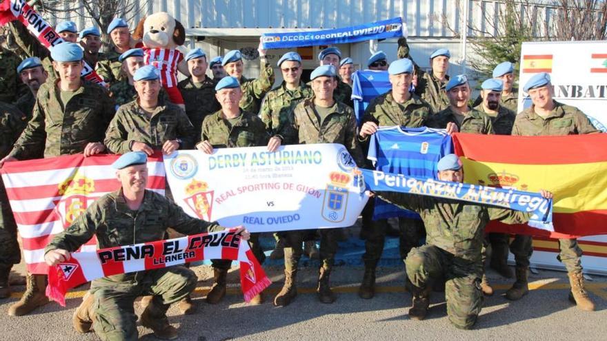 Soldados asturianos en el Líbano, coincidiendo con el último derby, el pasado marzo.