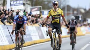 Van Aert, victorioso en la línea de meta