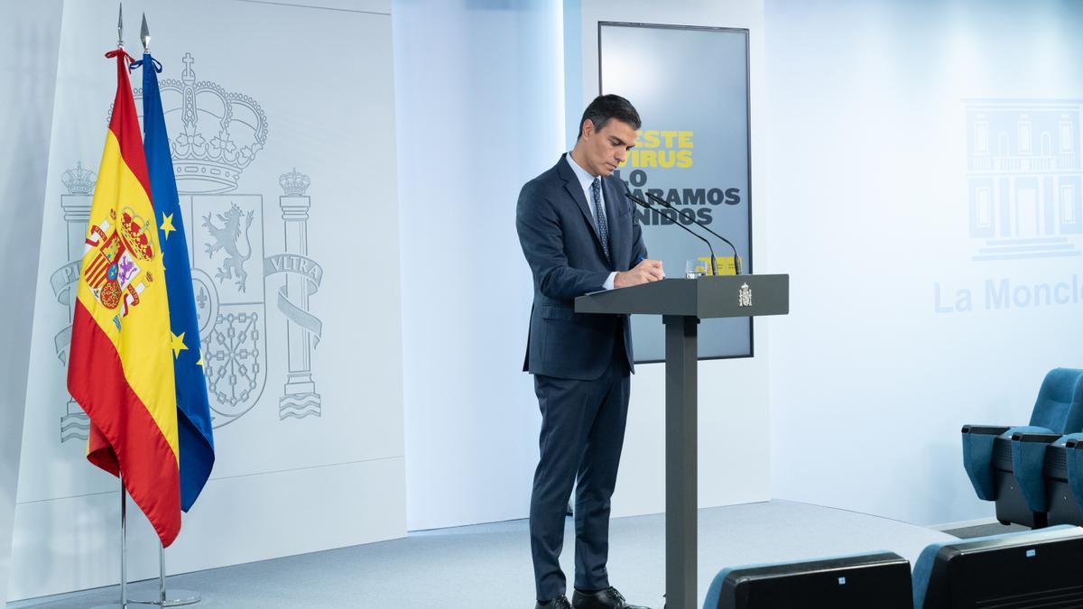 Archivo - El presidente del Gobierno, Pedro Sánchez, ofrece una rueda de prensa tras el Consejo de Ministros Extraordinario celebrado en Moncloa para declarar el segundo estado de alarma en España por la pandemia del Covid-19, en Madrid a 25 de octubre de