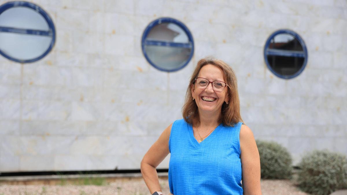 Olga Laosa con el Museo Marítimo de Asturias a sus espaldas.