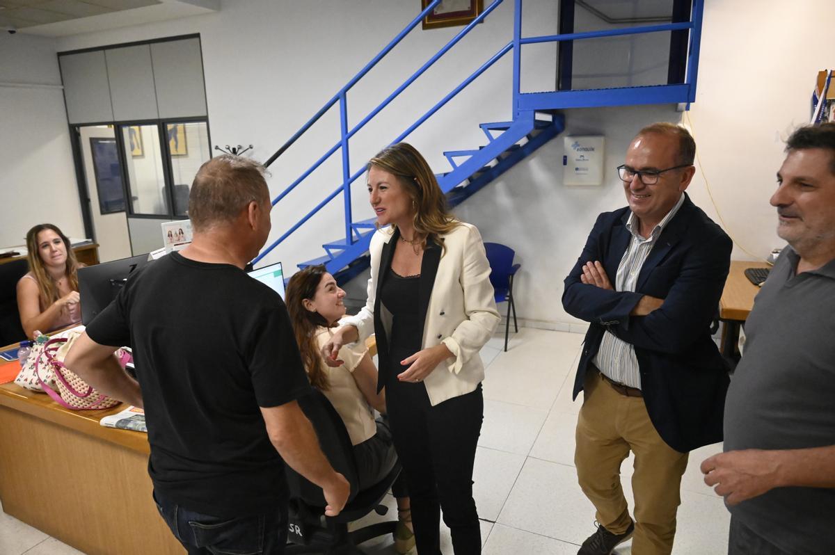 Carrasco visitó las instalaciones de la redacción de ‘Mediterráneo’ y saludó a los periodistas del diario acompañada por el director, Ángel Báez.