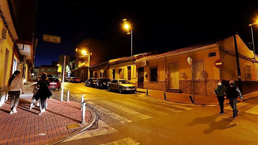 Los vecinos de la calle Constitución, ubicada entre Murcia y Alcantarilla, van a tener que sortear a partir de mañana por la noche el cierre perimetral impuesto por el Gobierno regional, ya que, posiblemente, tengan que &#039;cruzar&#039; de un municipio a otro, dependiendo de en qué parte de la vía esté su vivienda.