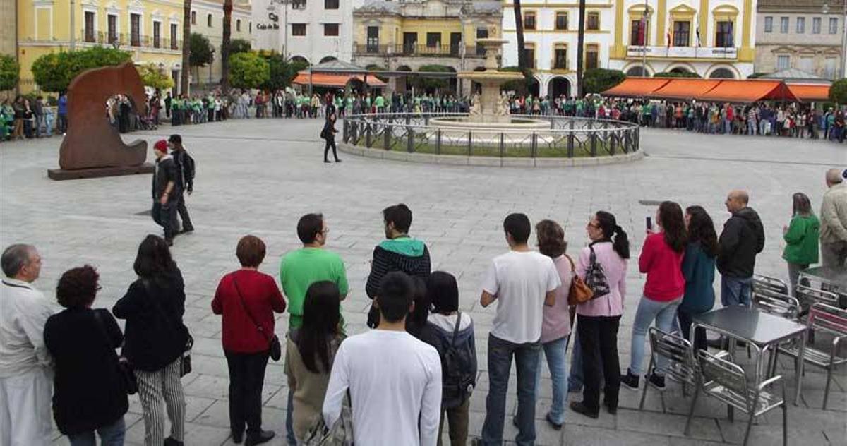 Cientos de extremeños forman una cadena contra la nueva ley de Educación