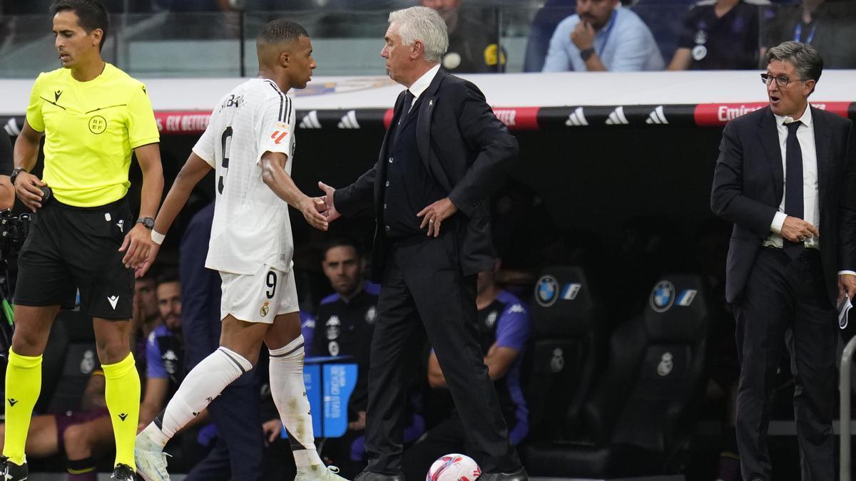 Carlo Ancelotti, con Kylian Mbappé, después de su cambio ante el Real Valladolid.