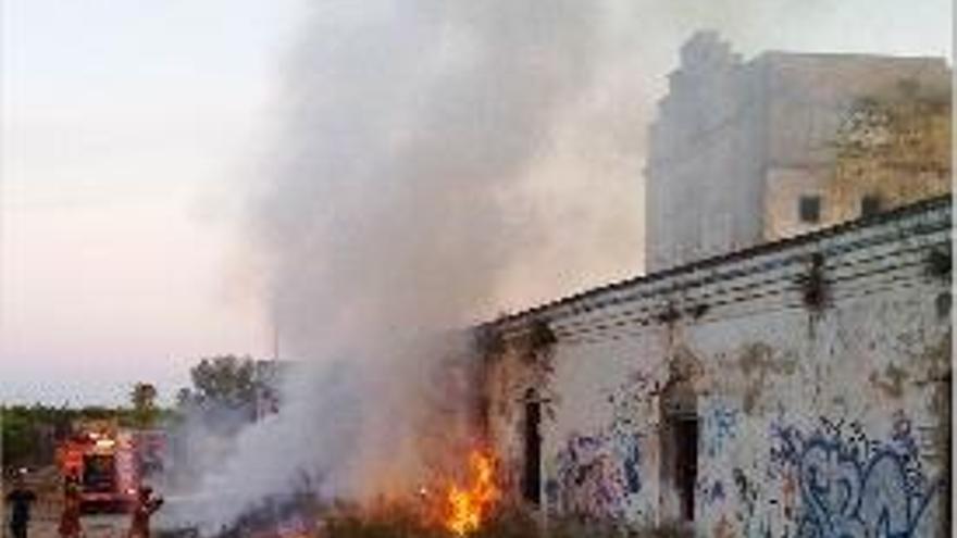 Las llamas vuelven a amenazar el histórico molino del Batà de Paterna