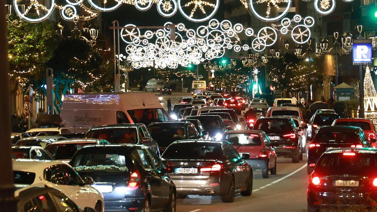 Vehículos circulando por el centro de Vigo durante estas navidades.