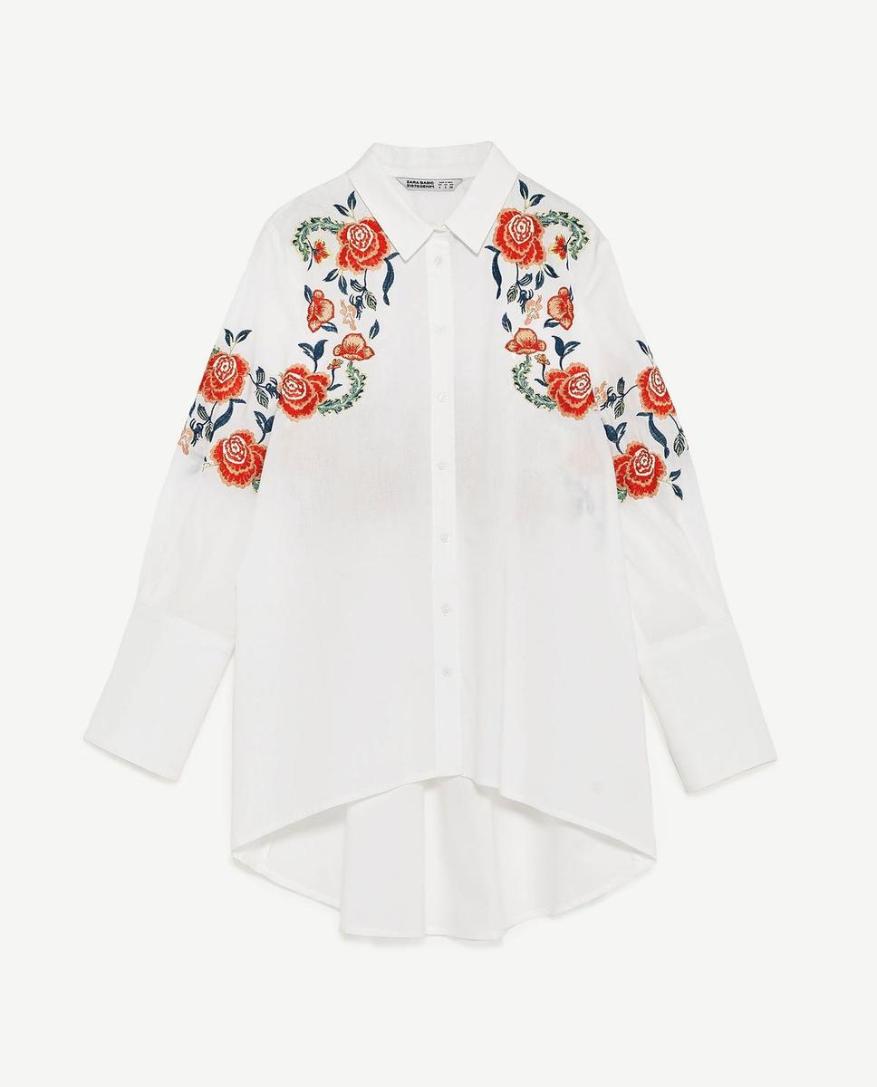 El 'uniforme' de oficina de Zara: Camisa con bordados florales (25,95 euros).