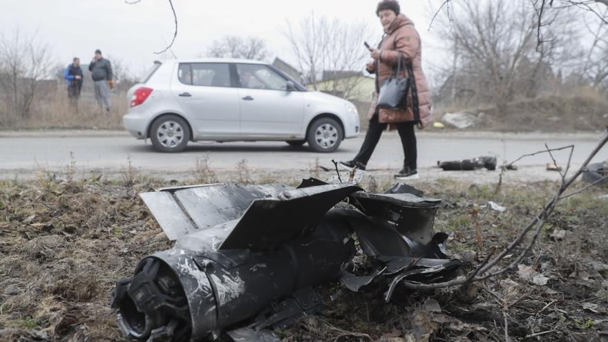 El ejército ucraniano derriba un avión ruso que cae en una zona residencial de Kiev