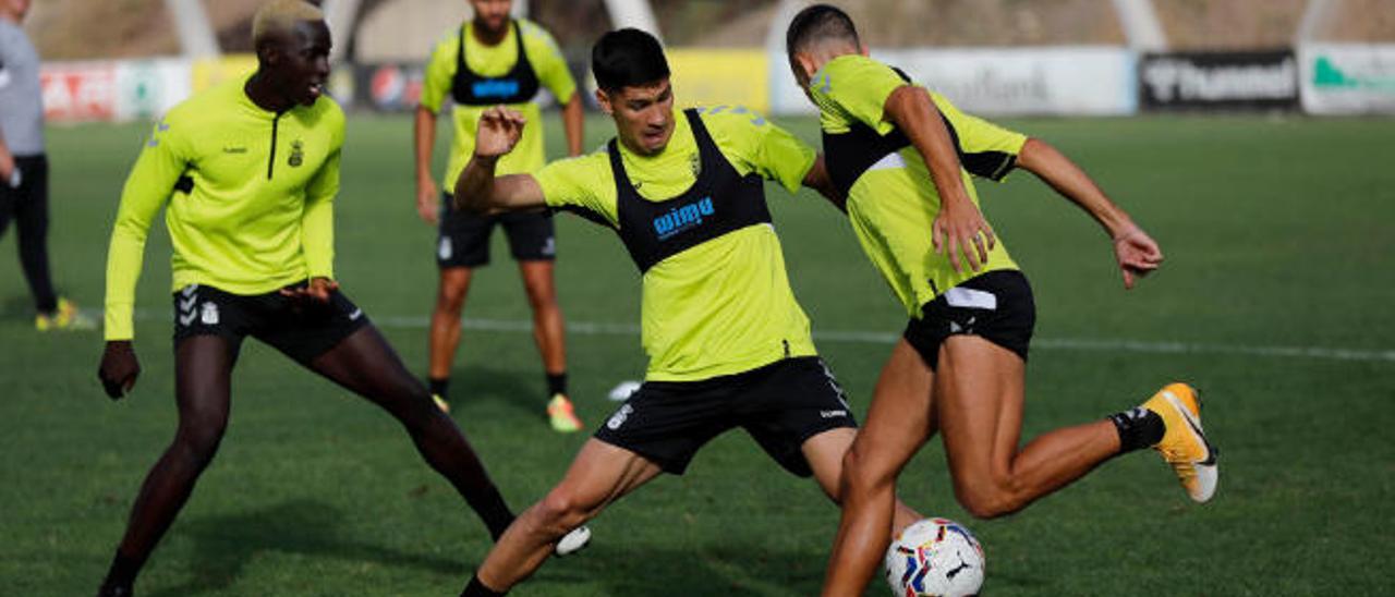 El argentino Tomás Cardona (centro) corta un balón en un entrenamiento la semana pasada.