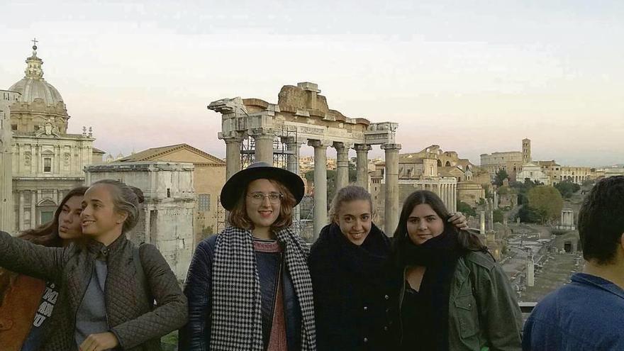 Raquel González Salvador (derecha) junto a otras estudiantes en una de sus excursiones a Roma.