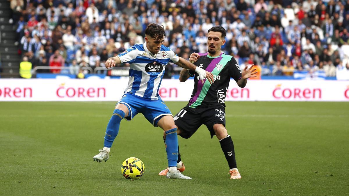 Adrià Altimira disputa un balón ante Joaquín Muñoz
