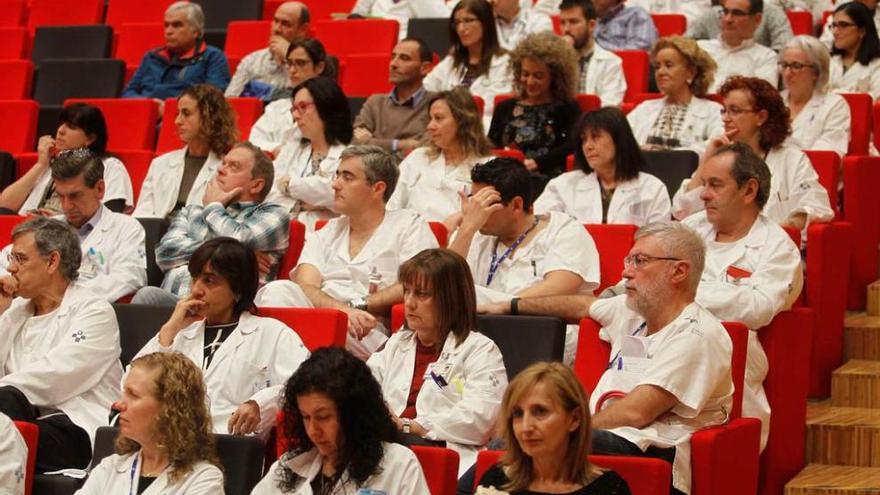 Parte de los asistentes a la asamblea del SIMPA celebrada ayer en el HUCA.