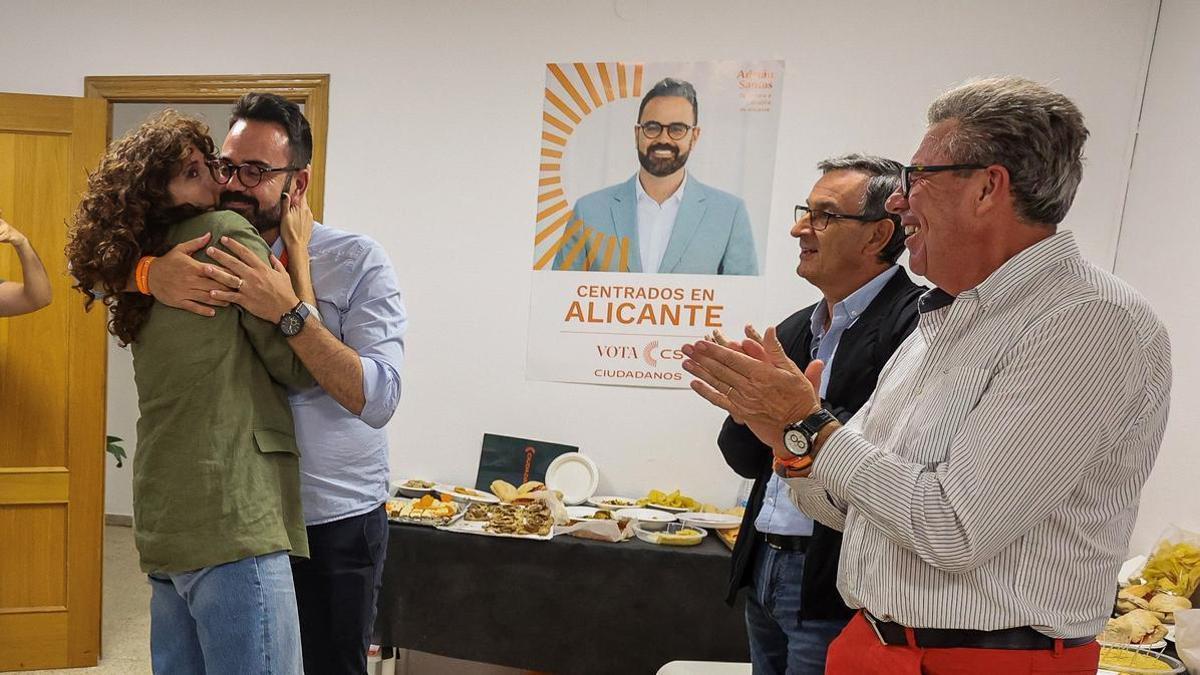 Adrián Santos Pérez recibe un beso de Lourdes Tárraga en la noche electoral.