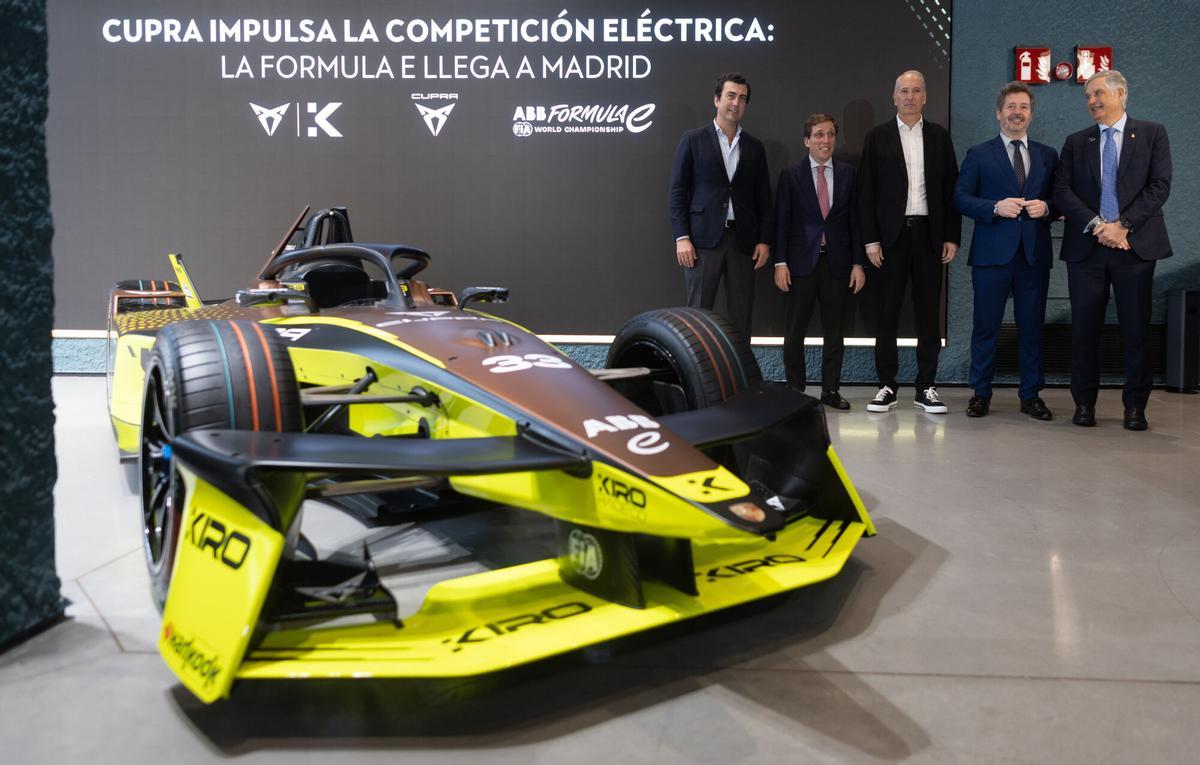 José Luis Martínez-Almeida y el consejero madrileño de Turismo, Mariano de Paco Serrano, presentan  la carrera de Fórmula E en Madrid.