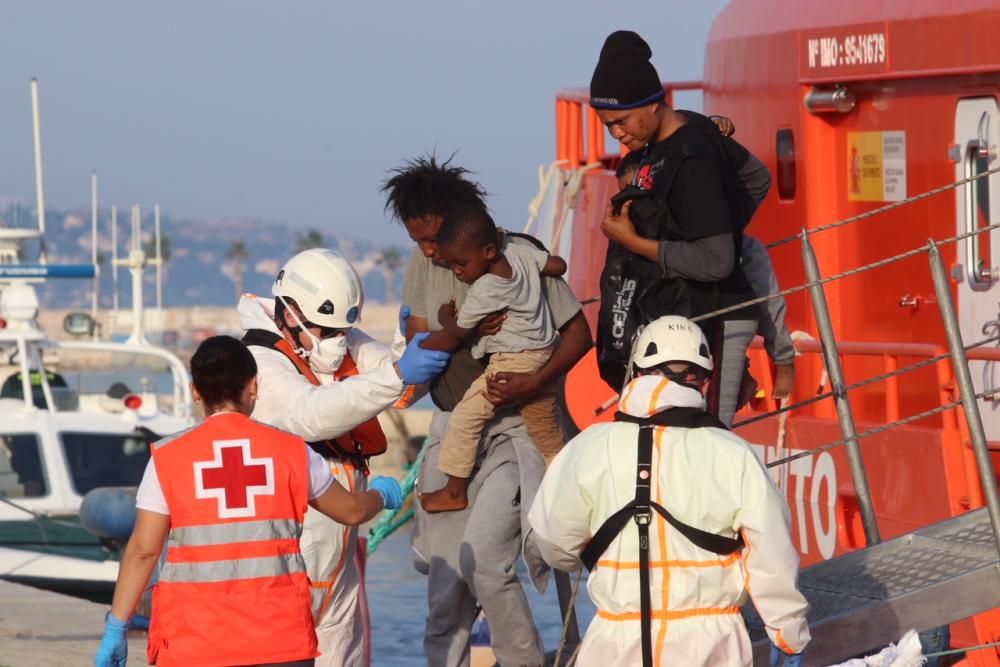 Llegan al puerto de Málaga 180 personas rescatadas de tres pateras