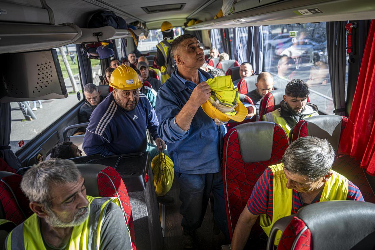 Las obras del Camp Nou desde dentro: tres meses siguiendo a los trabajadores rumanos del Camp Nou