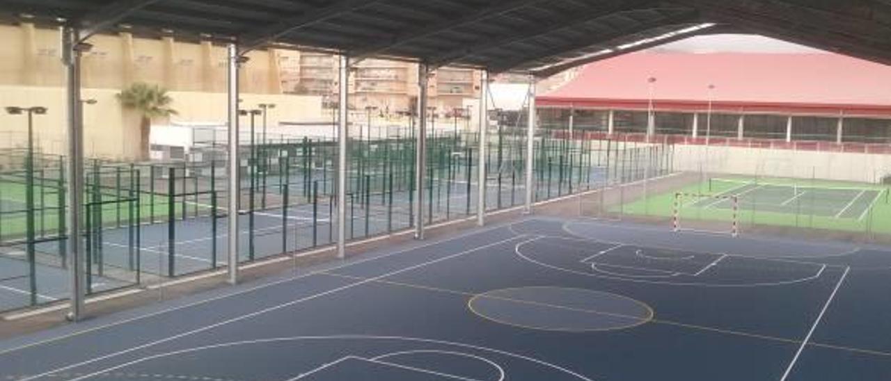 Las pistas deportivas ya están pintadas y equipadas, con la piscina cubierta al fondo.