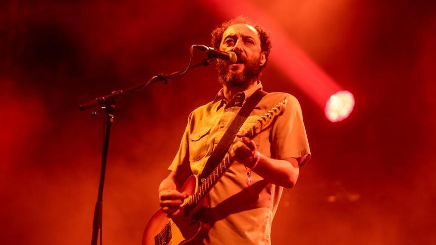 El cantante de Los Planetas durante la actuación del grupo en el Low Festival de 2016