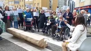"Respeto a nuestros mayores": el grito de los vecinos de Casas de Franco de A Coruña por la obra ante sus viviendas
