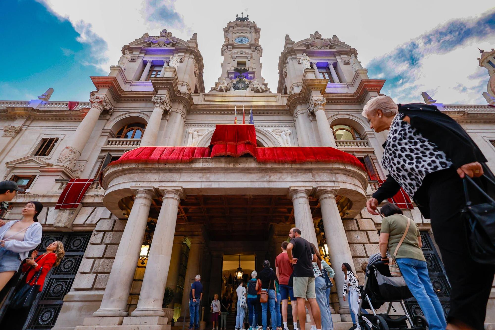 El centro se llena en vísperas del Nou d'Octubre para ver la Senyera