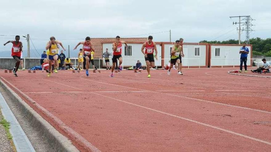 Las pistas de atletismo de Verín, en Cangas. // G.Núñez