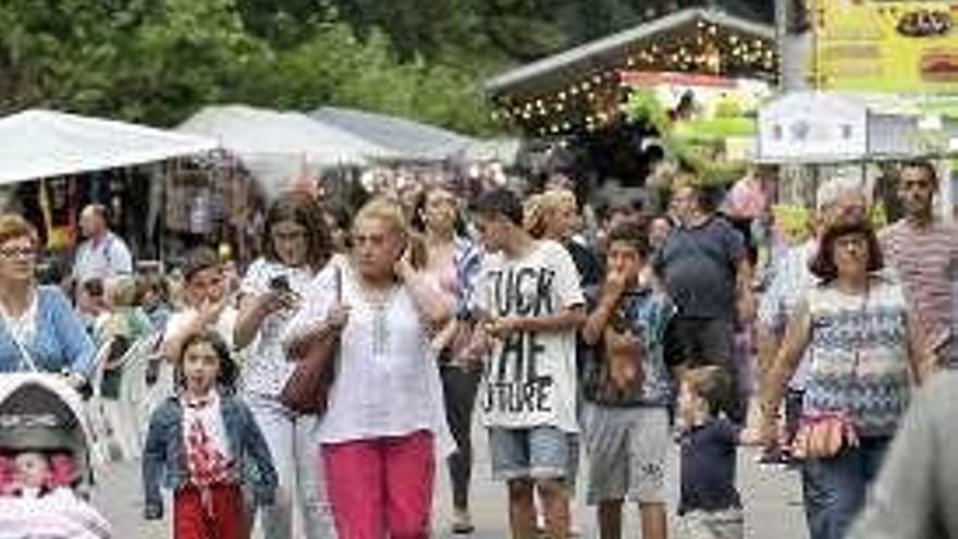 Ambiente en el mercadillo de las fiestas de Sama, que se celebraron hace unos días.