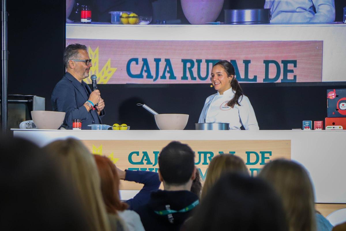 Olivia González durante un sowcooking en la Feria Espiga que se celebra en Ifeba Badajoz.
