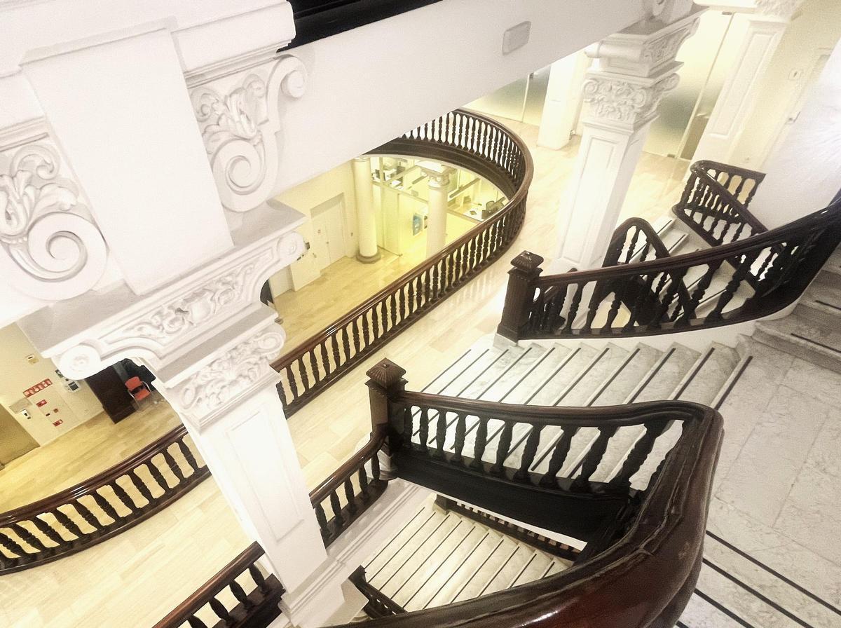 La escalinata del vestíbulo.