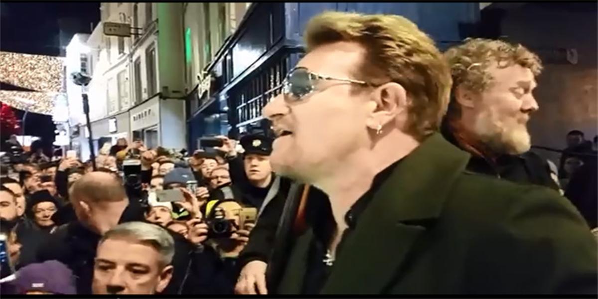 Bono cantant a Dublín.