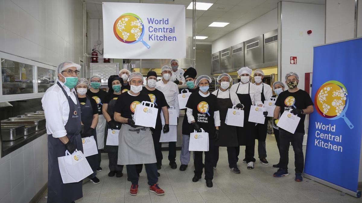 Foto grupal de parte de los voluntarios del turno de mañana en las cocinas de banquetes del hotel Anantara Villa Padierna.