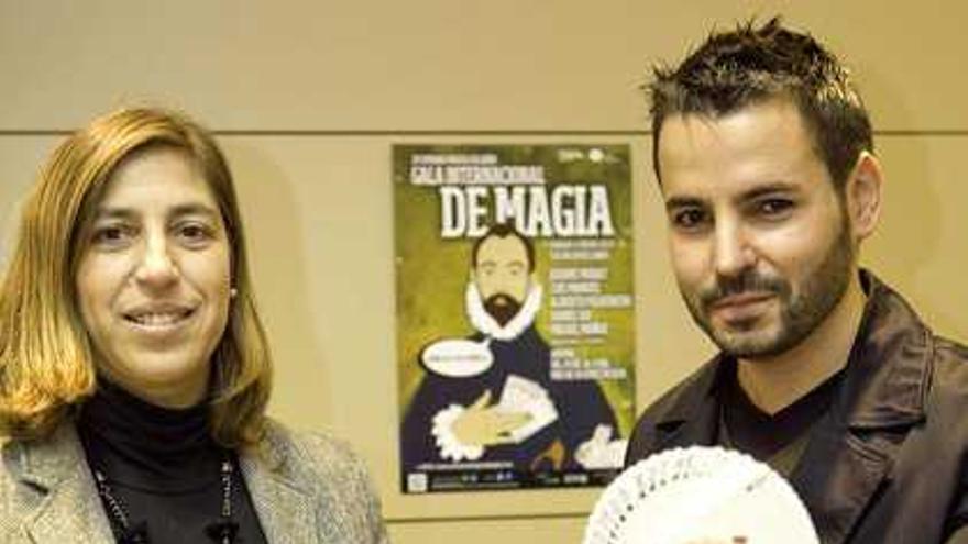 Teresa Sánchez, ayer, junto a José Armas, &quot;El Ilusionista&quot;.