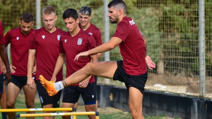 El defensa Toni Datkovic en la última sesión de trabajo del FC Cartagena antes de su partido ante el Eldense. | FC CARTAGENA