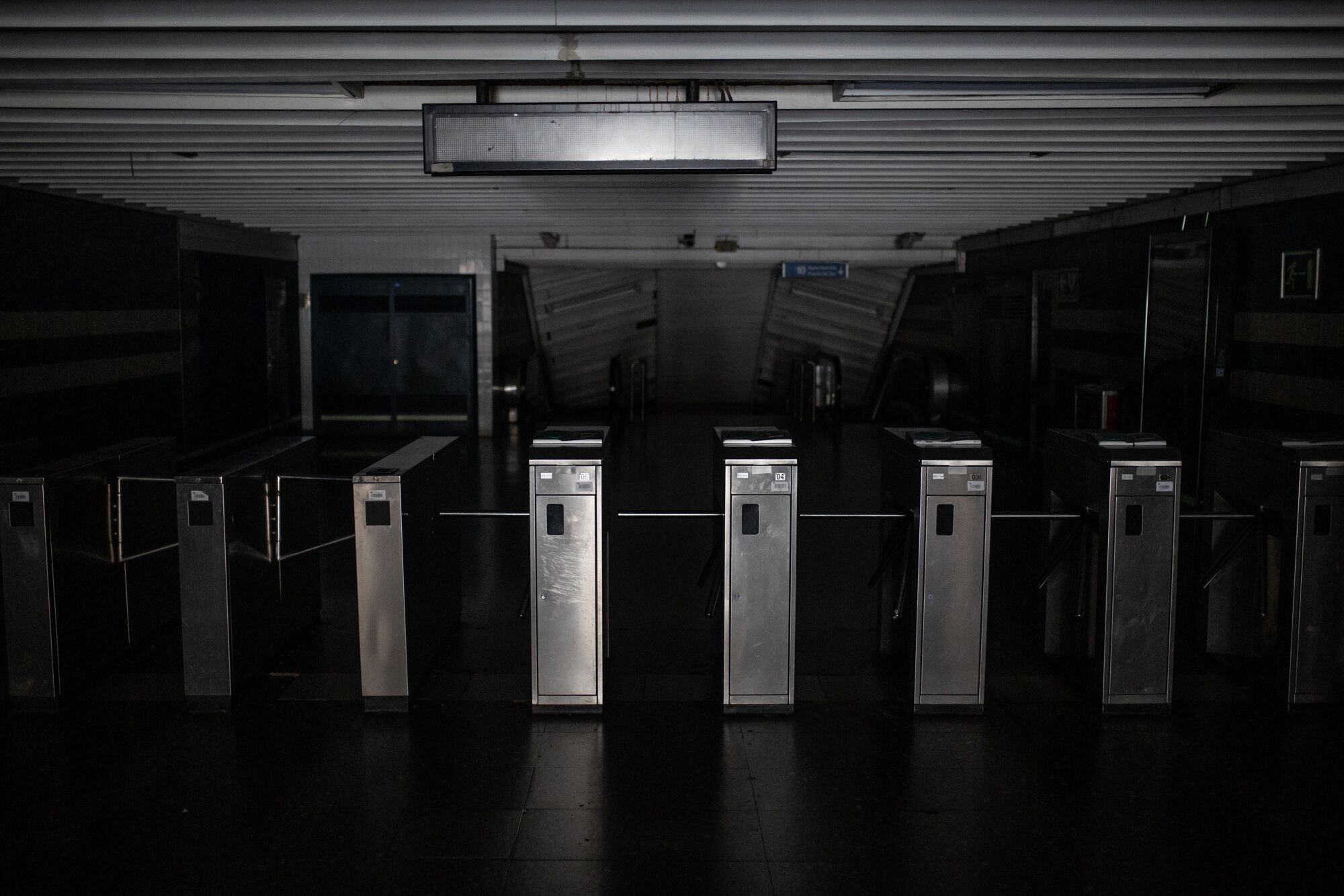 28/04/2025 Apagón.- Metro de Madrid recomienda el uso del transporte en superficie mientras trabaja en restablecer el servicio. Metro de Madrid ha recomendado este martes hacer uso del transporte público en superficie mientras trabaja en restablecer el servicio "con plenas garantías". ECONOMIA © Alejandro Martínez Vélez/Europ / Europa Press