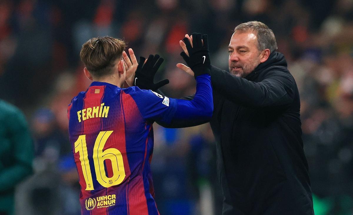 PRAGUE (Czech Republic), 21/01/2026.- Barcelona's Fermin Lopez (L) celebrates with head coach Hansi Flick (R) after scoring the 1-2 goal during the UEFA Champions League match between SK Slavia Praha and FC Barcelona, in Prague, Czechia, 21 January 2026. (Liga de Campeones, Praga) EFE/EPA/MARTIN DIVISEK