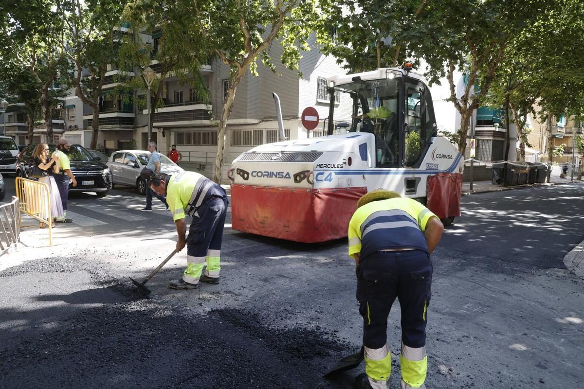 A.J.González Córdoba Asfaltado de la calle La Palmera Miguel Ruiz Madruga, informa sobre el inicio y planificación de la segunda fase del Plan Asfalto