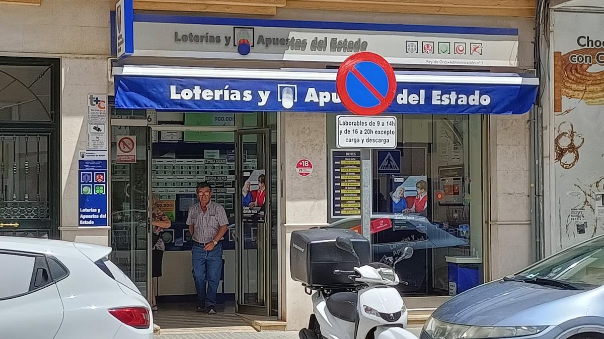 La administración de loterías 7, ubicada en la calle Mármoles.