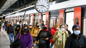 Viajeros de Ferrocarrils, en diciembre de 2022, en la parada de Terrassa Rambla de la línea S1