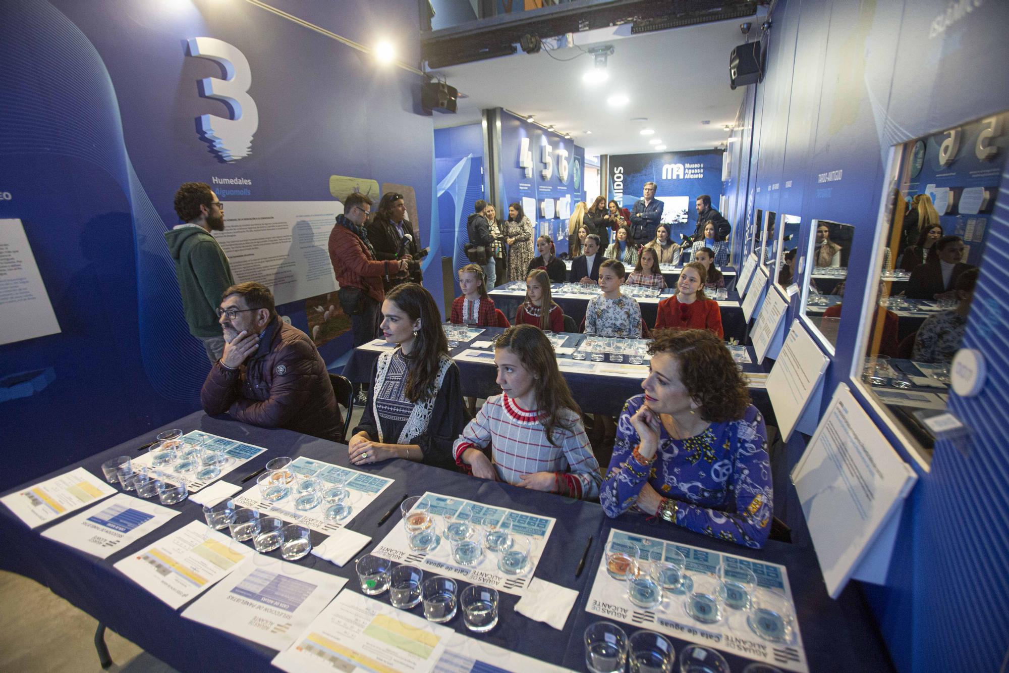 Las Belleas del Foc y sus damas hacen una cata de agua "a ciegas" en el Museo de Aguas de Alicante