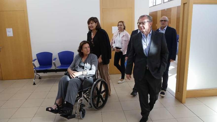 El consejero de Sanidad, a la derecha, junto a Margarita Collado (en silla) y Margarita Fuente, ayer.