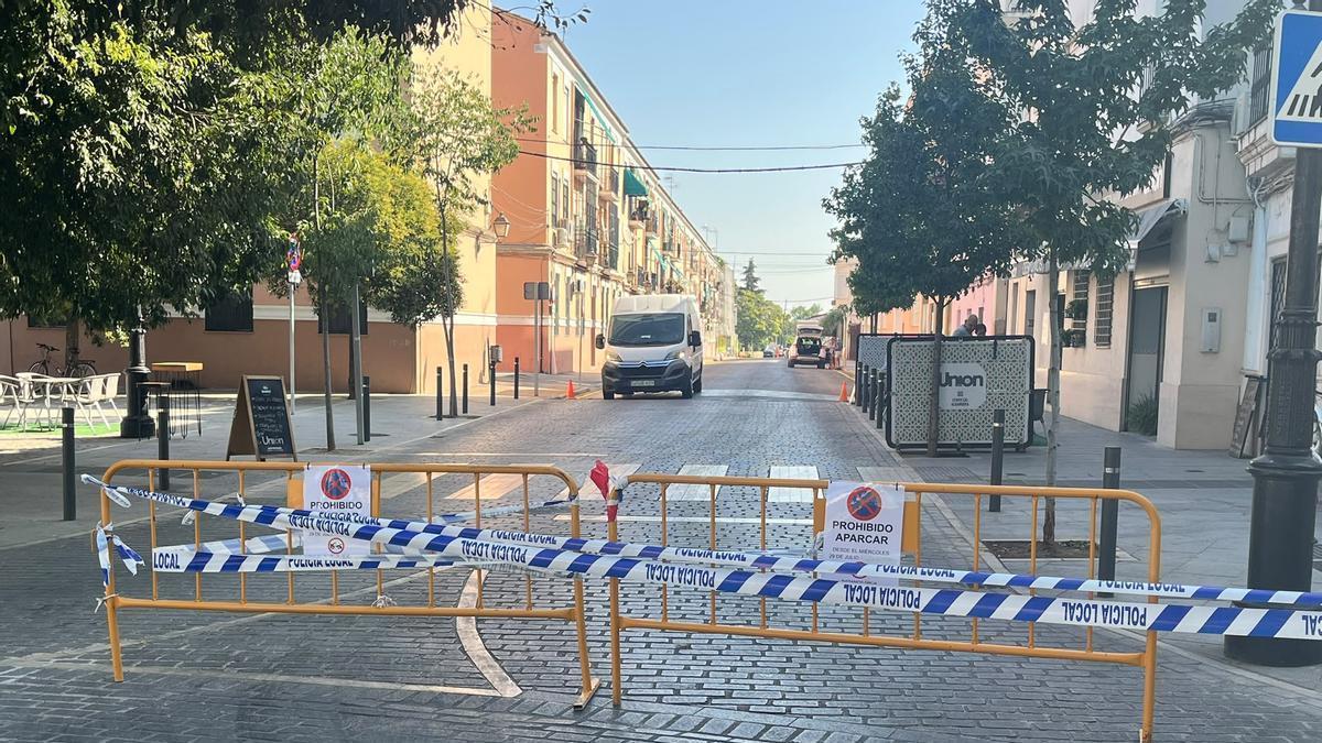 Las vallas colocadas en la plaza de los Reyes Católicos por la obra del aparcamiento, que impiden el tráfico rodado por un carril de la calle Joaquín Costa.