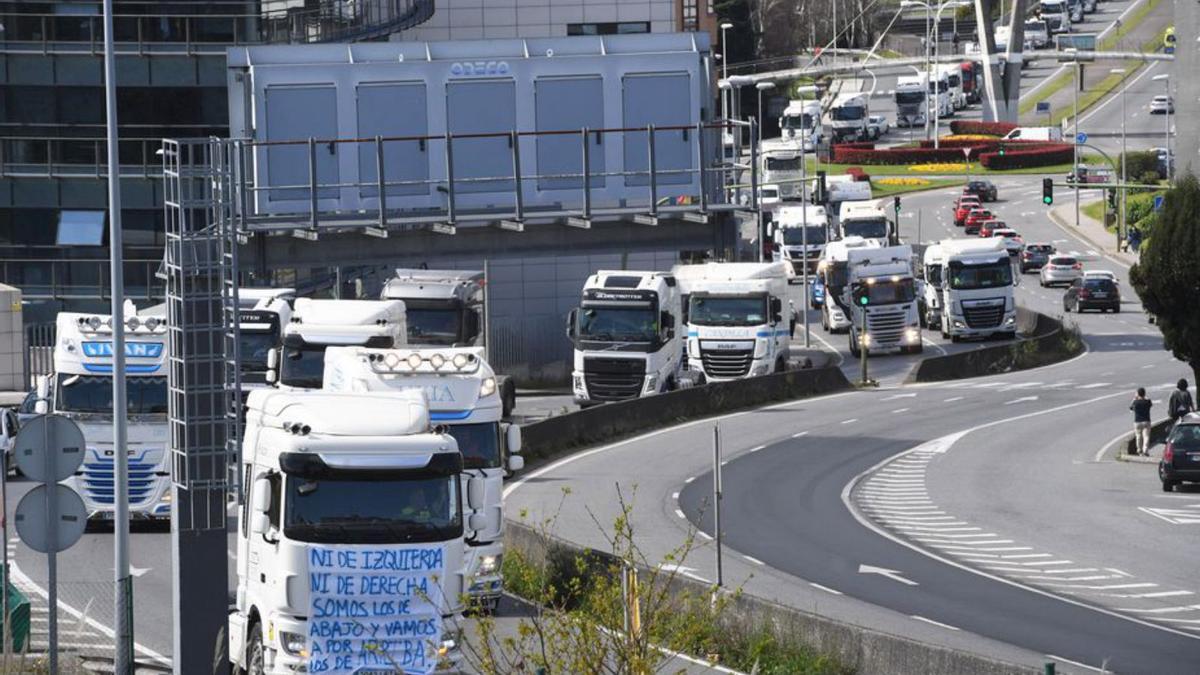 Manifestación de camioneros en A Coruña.   | // CARLOS PARDELLAS