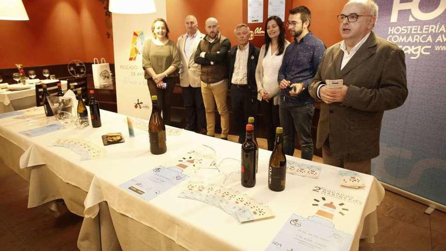 Por la izquierda, María José Díaz, Ramón Álvarez, Jorge Tovar, José Manuel García, Yasmina Triguero, Manuel Campa y José Antonio Álvarez Menéndez, ayer, en un local hostelero de la calle José Cueto.