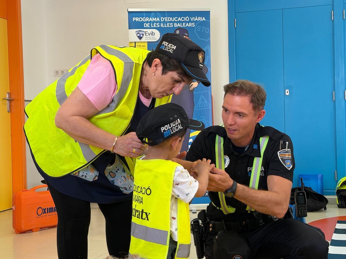 Agentes de la Policía Local de Andratx realizan una jornada de educación vial en la Escoleta Municipal Sol d’Andratx