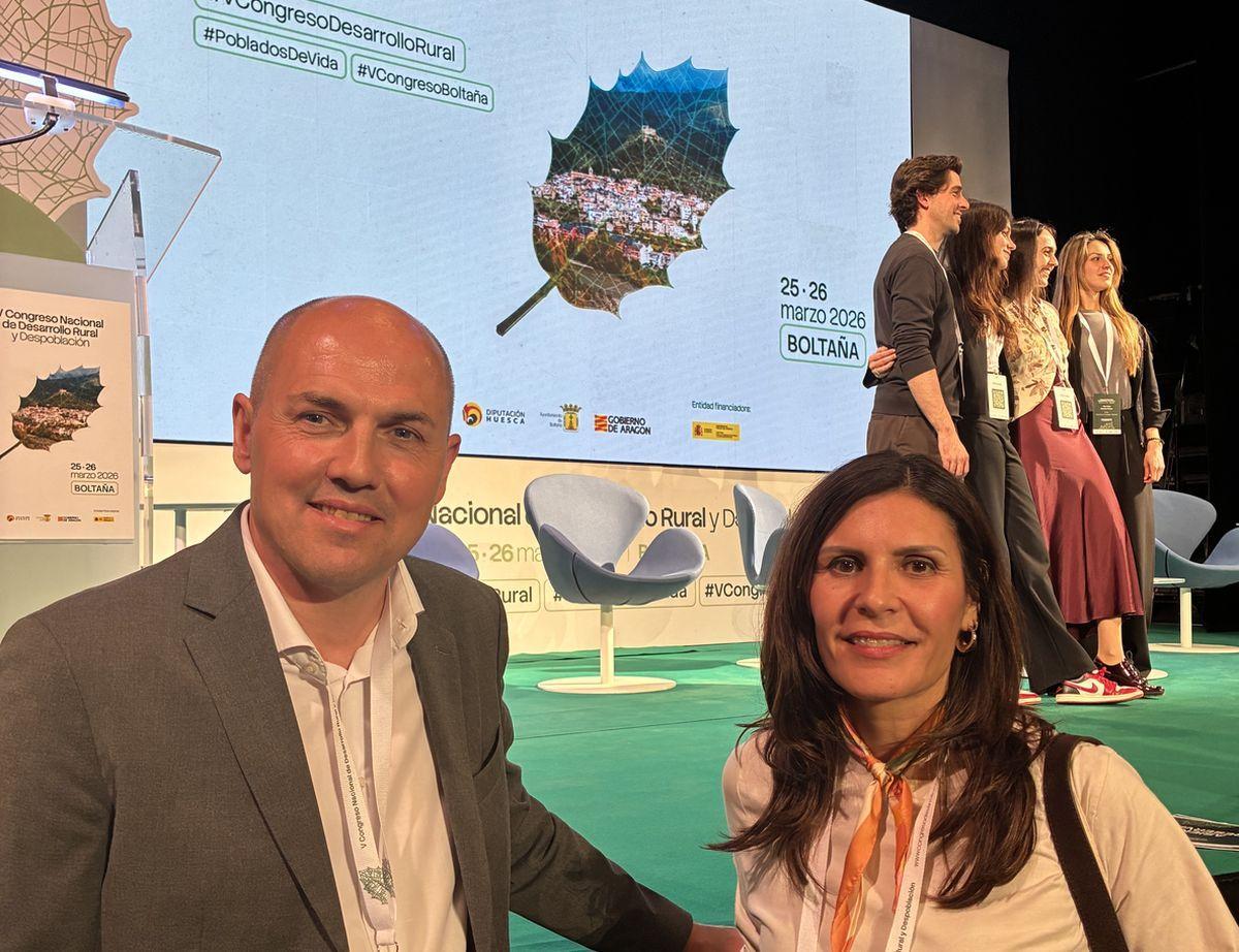 María Ángeles Pallarés, durante el congreso, con el alcalde de Boltaña.