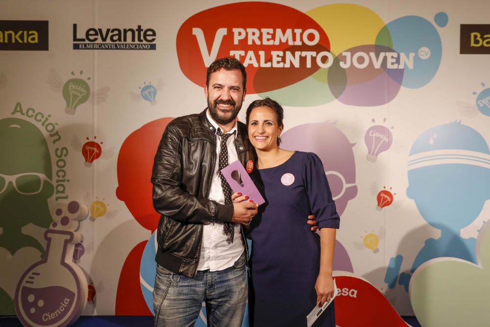 Los invitados posan en el photocall de los premios Talento Joven CV.