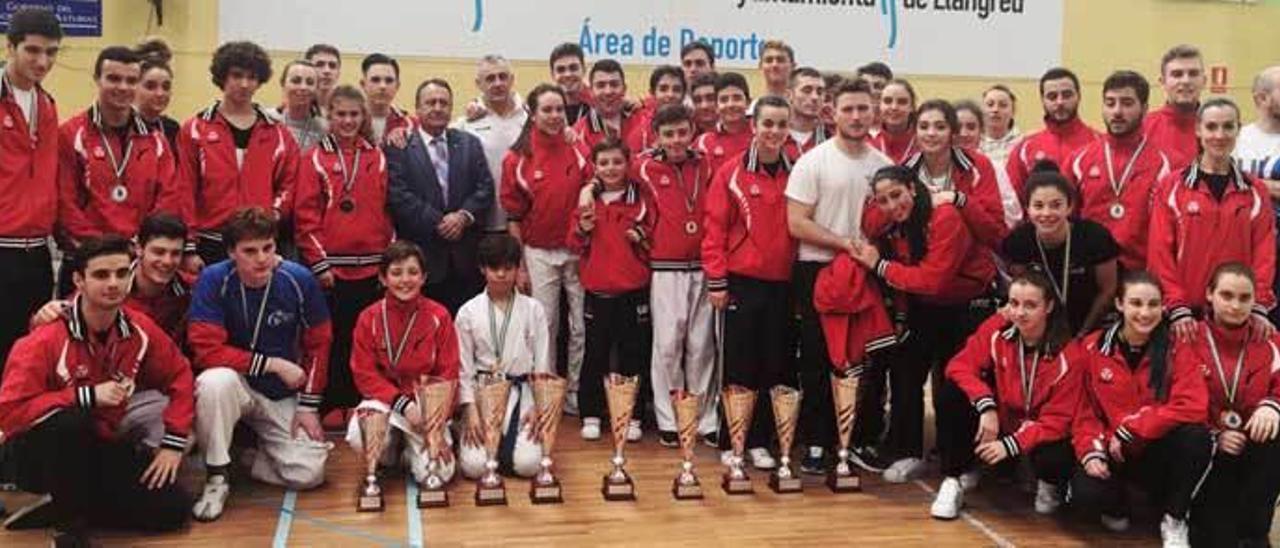 Los componentes del Gimnasio Lino, junto con el presidente de la Federación Asturiana, Benjamín Rodríguez Cabañas.