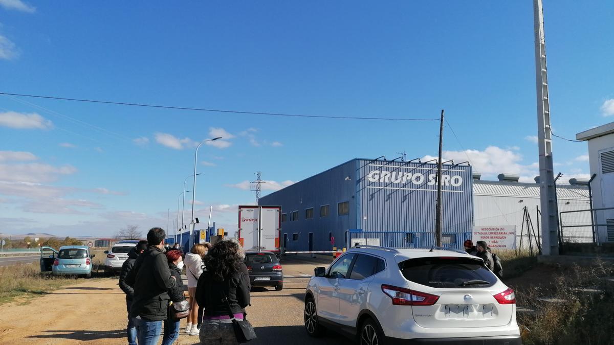 Trabajadores se concentran en el acceso a la fábrica de Siro en Toro