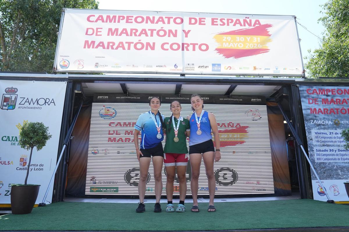 Cristina Pérez (centro) y Carmen Sánchez (izquierda), palistas de Plasencia que competirán en el europeo.