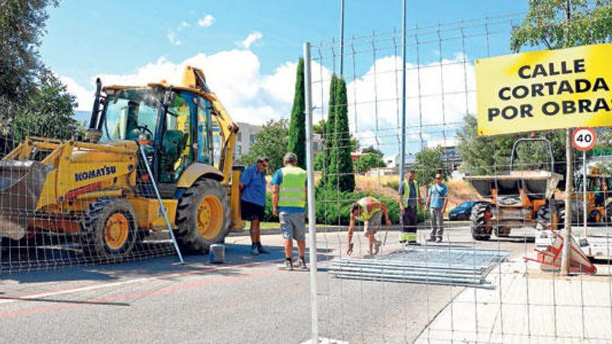 Uno de los operarios señaliza con espray el tramo de la calzada por donde irá el gasoducto.